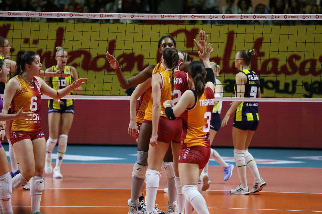 Fenerbahçe derbide Galatasaray'ı devirdi. Maçtan müthiş fotoğraflar 13